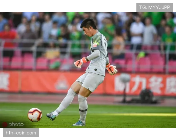 门将阻挡进攻球员，为何有时不判犯规？